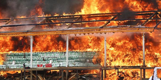 Flammen und Rauch steigen auf bei der Verbrennung illegaler Drogen. Anlässlich des Internationalen Tages gegen Drogenmissbrauch und illegalen Handel verbrannten die Behörden Myanmars im ganzen Land Rauschgift im Wert von über 642 Millionen Dollar (etwa 608 Millionen Euro). Foto: Thein Zaw/AP/dpa Flammen und Rauch steigen auf bei der Verbrennung illegaler Drogen. Anlässlich des Internationalen Tages gegen Drogenmissbrauch und illegalen Handel verbrannten die Behörden Myanmars im ganzen Land Rauschgift im Wert von über 642 Millionen Dollar (etwa 608 Millionen Euro). Foto: Thein Zaw/AP/dpa