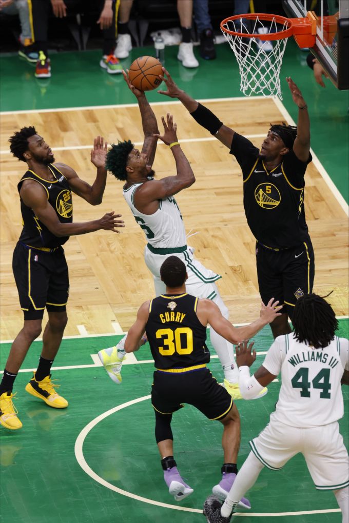 NBA: Die Partie Nummer vier geht an die Golden State Warriors, die sich auswärts in Boston durchsetzen. NBA