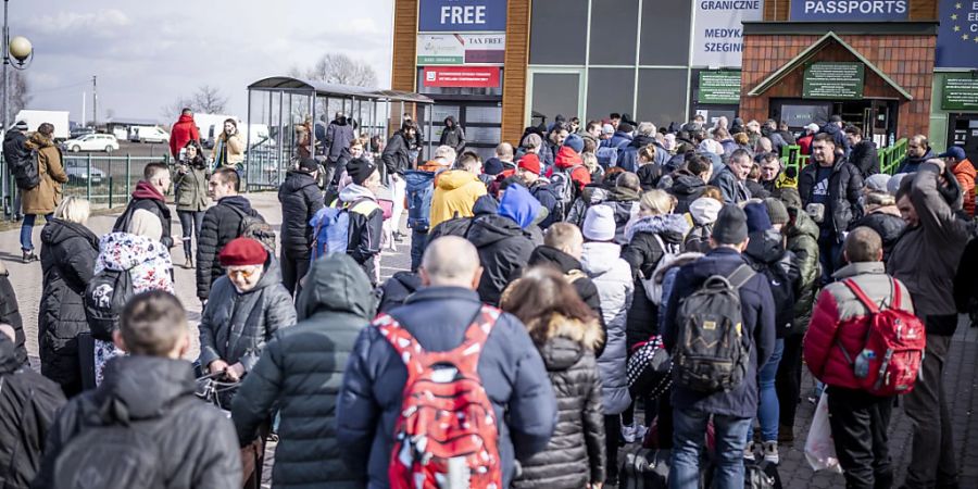 ARCHIV - Ukrainer stehen an der polnischen Seite in Medyka an der Grenze an um zurück in ihre Heimat Ukraine zu kommen. In europäischen Ländern halten sich nach einer Analyse des UN-Flüchtlingshilfswerks (UNHCR) zurzeit gut 4,8 Millionen Flüchtlinge aus der Ukraine auf. Die meisten geflüchteten Ukrainer leben nach diesen Zahlen im Nachbarland Polen. Foto: Michael Kappeler/dpa