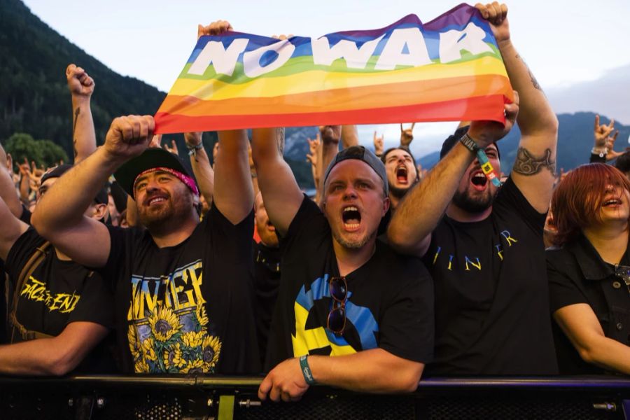 Greenfield-Besucher halten bei einem Konzert eine «No War»-Flagge in die Luft.