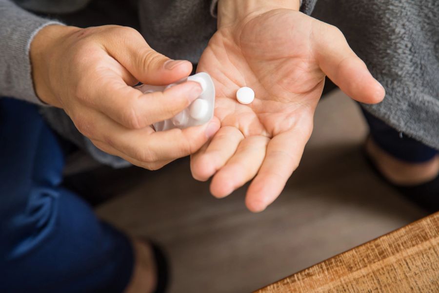 Hände Tabletten weiss Mann