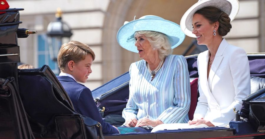 Prinz George (l-r), Camilla, Herzogin von Cornwall und Kate, Herzogin von Cambridge, fahren in einer offenen Kutsche.