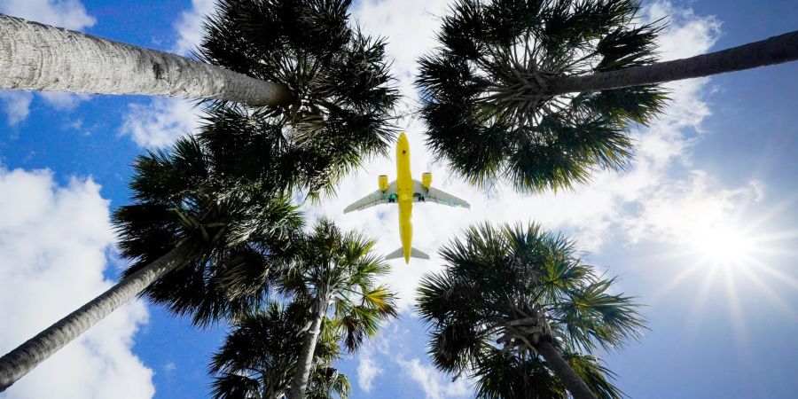 Als Schweizerin oder Schweizer musst du für touristische oder geschäftliche US-Reisen bis zu 90 Tagen kein klassisches Visum beantragen.