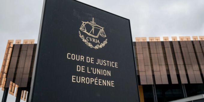 Schild mit der Aufschrift «Cour de Justice de l'Union Europeene» vor einem Gebäude des Europäischen Gerichtshofs (EuGH) in Luxemburg. Schild mit der Aufschrift «Cour de Justice de l'Union Europeene» vor einem Gebäude des Europäischen Gerichtshofs (EuGH) in Luxemburg.