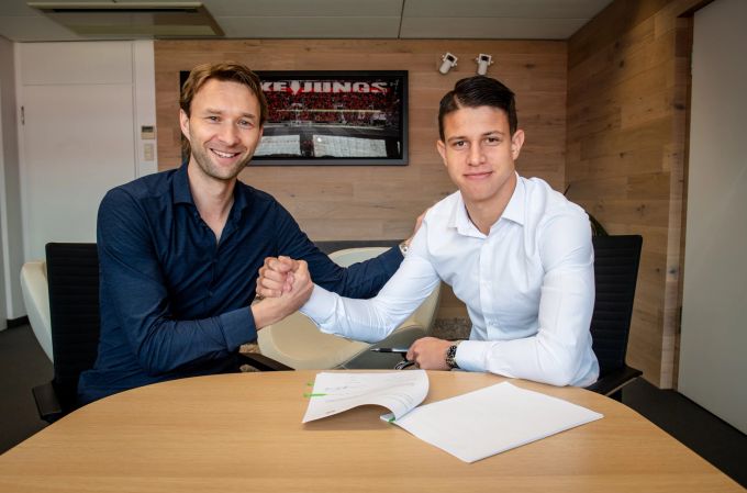 Adam Hlozek mit Bayer-Sportchef Simon Rolfes. Adam Hlozek