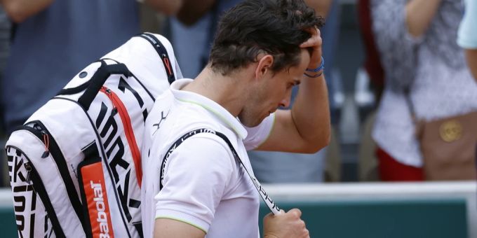 Dominic Thiem verlässt den Platz nach der Niederlage gegen Hugo Dellien am 22. Mai 2022 in Paris. dominic thiem