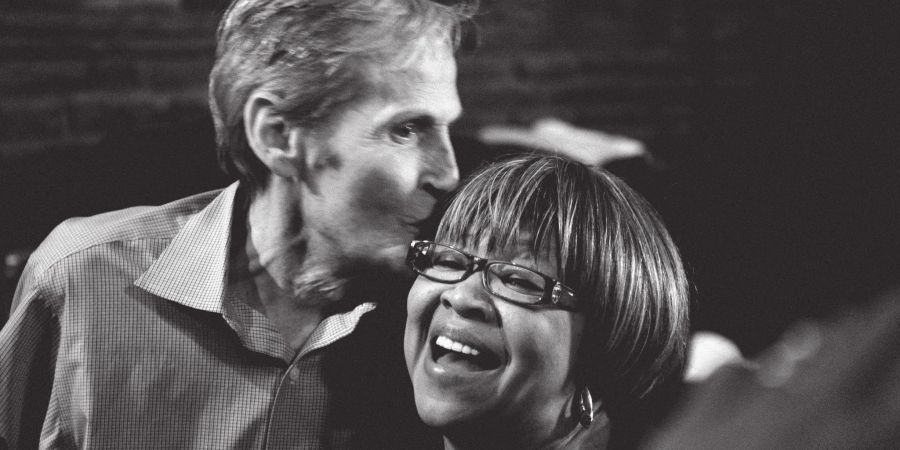 Levon Helm (l) und Mavis Staples sind auf dem Live-Album «Carry Me Home» noch einmal vereint.