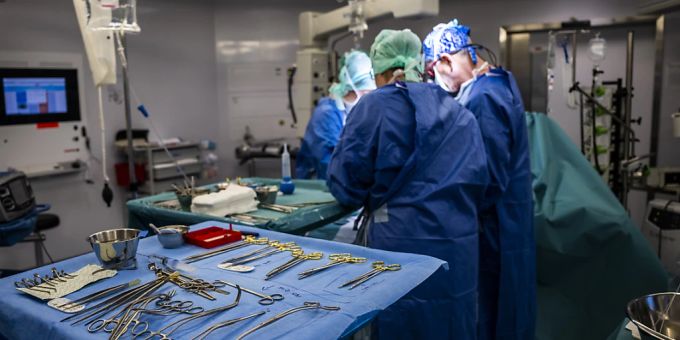 Immer mehr Patienten können nach der Operation direkt wieder nach Hause - die Verlagerung von stationär zu ambulant funktioniert laut Evaluation. (Symbolbild) Immer mehr Patienten können nach der Operation direkt wieder nach Hause - die Verlagerung von stationär zu ambulant funktioniert laut Evaluation. (Symbolbild)