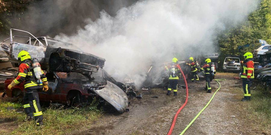 Tägerig: Brand in Autoverwertungsbetrieb