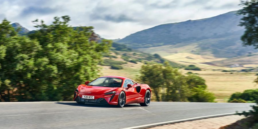 McLaren hat mit dem Supersportwagen Artura ein Plug-in-Modell im Programm, das zumindest kleinere Strecken rein elektrisch fahren kann.