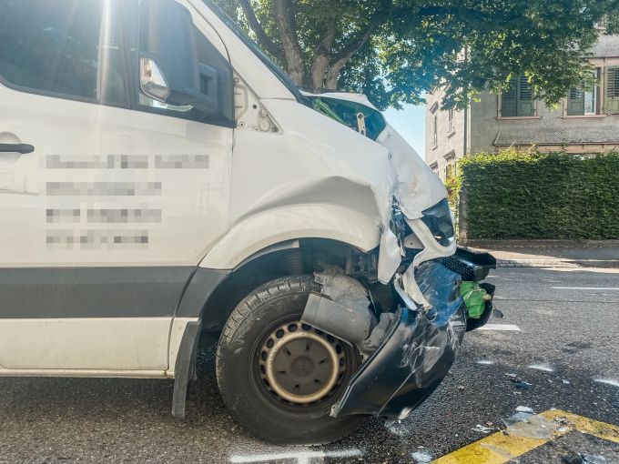 Es entstand erheblicher Sachschaden an beiden Fahrzeugen. Es entstand erheblicher Sachschaden an beiden Fahrzeugen.