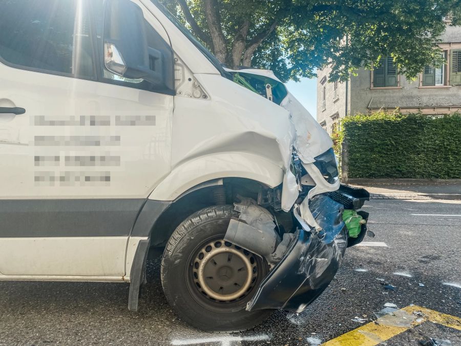 Es entstand erheblicher Sachschaden an beiden Fahrzeugen.