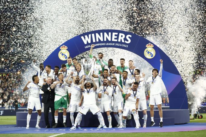 Real Madrids Kapitän Marcelo stemmt den CL-Pokal in die Höhe. Real Madrid