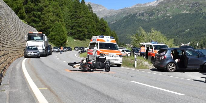 Sils im Engadin: Überholendes Motorrad kollidiert mit abbiegendem Auto