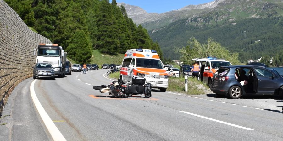 Sils im Engadin: Überholendes Motorrad kollidiert mit abbiegendem Auto