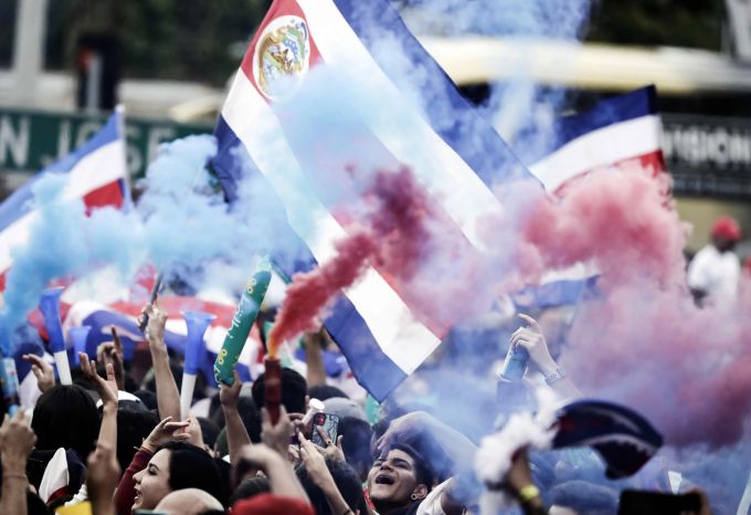Fans der costa-ricanischen Fussballnationalmannschaft feiern in San José nach dem Sieg über Neuseeland. (EPA/Jeffrey Arguedas) costa-ricanische Fußballnationalmannschaft