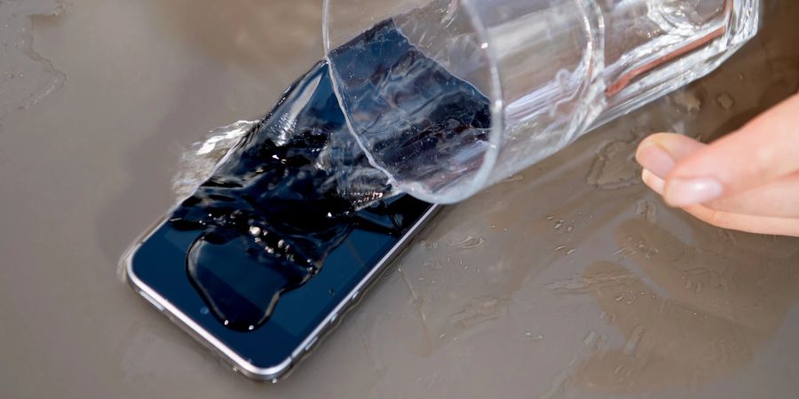 Wasser Glas Smarthone verschütten