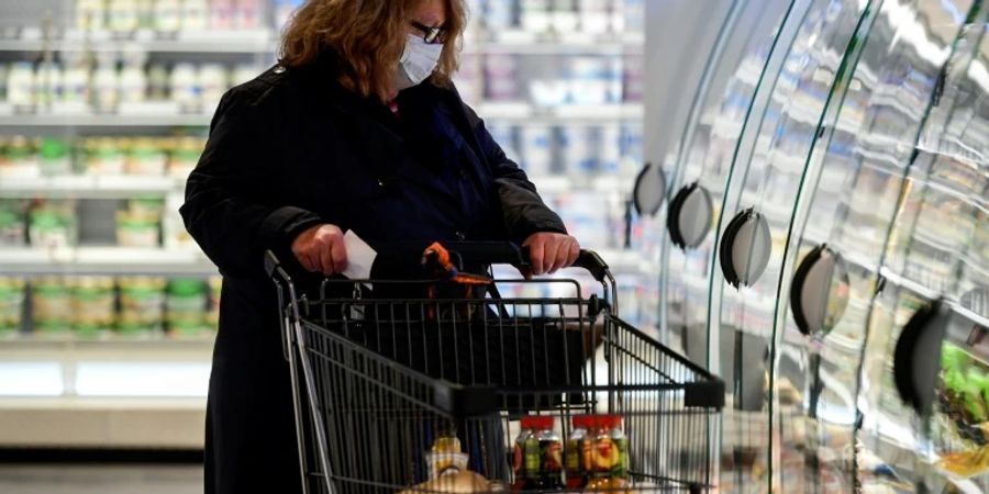 Kundin in Düsseldorfer Supermarkt