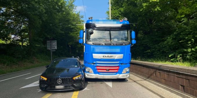 Lastwagen und Personenwagen knallen zusammen.