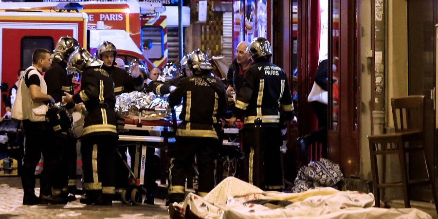 Rettungskräfte versorgen die Opfer vor einem Café im 10. Bezirk. Bei den Terroranschlägen des Islamischen Staates im November 2015 in Paris starben 130 Menschen, Hunderte wurden verletzt.