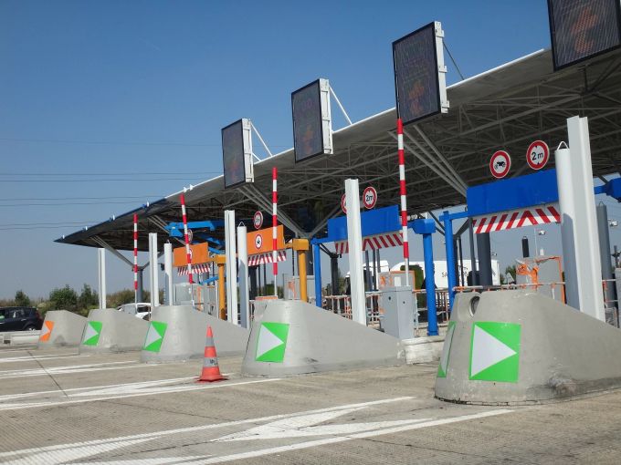 Die Zahlstelle kassiert für Strassennutzung. Maut Strasse mehrspurig Kontrolle