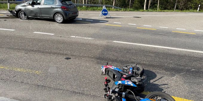 Der Motorradfahrer wurde beim Unfall mittelschwer verletzt. Der Motorradfahrer wurde beim Unfall mittelschwer verletzt.