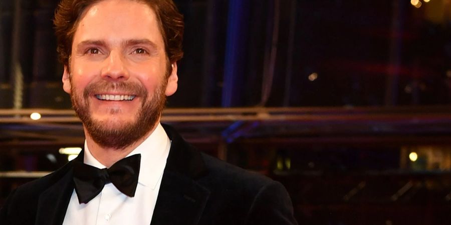 Daniel Brühl wird mit einem Jupiter ausgezeichnet.