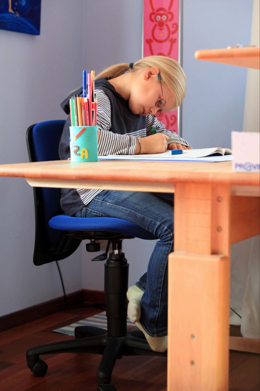 Mädchen Schreibtisch Bürostuhl Hausaufgaben Buntstifte