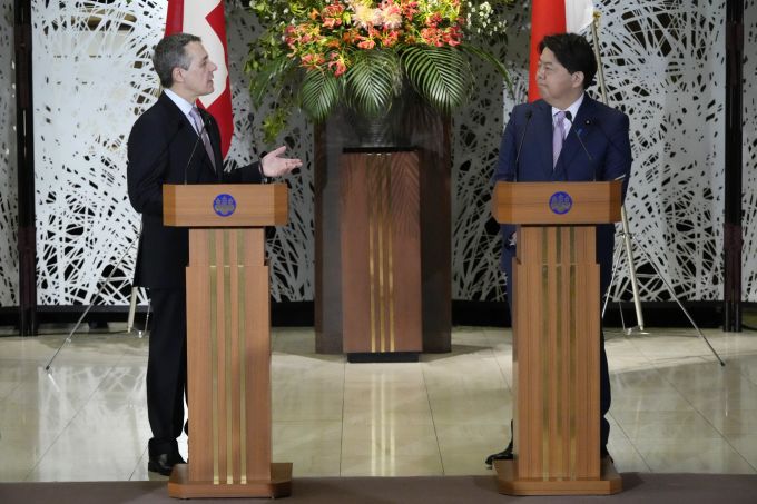 Auch mit Japans Aussenminister traf sich Ignazio Cassis am Montag. EPA/Eugene Hoshiko / POOL Swiss President Cassis in Japan