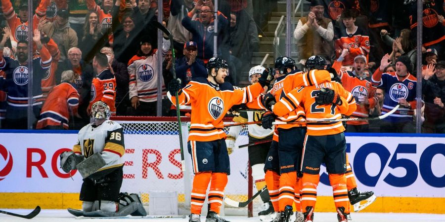 Brayden McNabb (l) von den Vegas Golden Knights neben Spielern der Edmonton Oilers beim Torjubel.