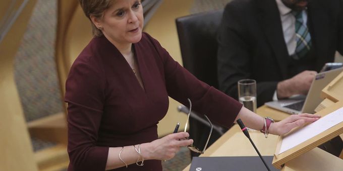 FILED - Ohne Maske im Friseursalon: Das sieht die schottische Polizei auch bei Regierungschefin Nicola Sturgeon nicht gerne. Photo: Fraser Bremner/Daily Mail/PA Wire/dpa FILED - Ohne Maske im Friseursalon: Das sieht die schottische Polizei auch bei Regierungschefin Nicola Sturgeon nicht gerne. Photo: Fraser Bremner/Daily Mail/PA Wire/dpa