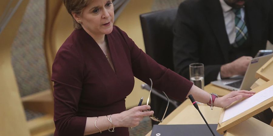 FILED - Ohne Maske im Friseursalon: Das sieht die schottische Polizei auch bei Regierungschefin Nicola Sturgeon nicht gerne. Photo: Fraser Bremner/Daily Mail/PA Wire/dpa