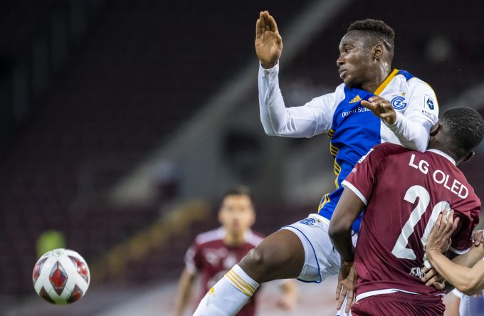 Francis Momoh (GC) gegen Chris Bedia (Servette) in der Super League. Servette GC Super League