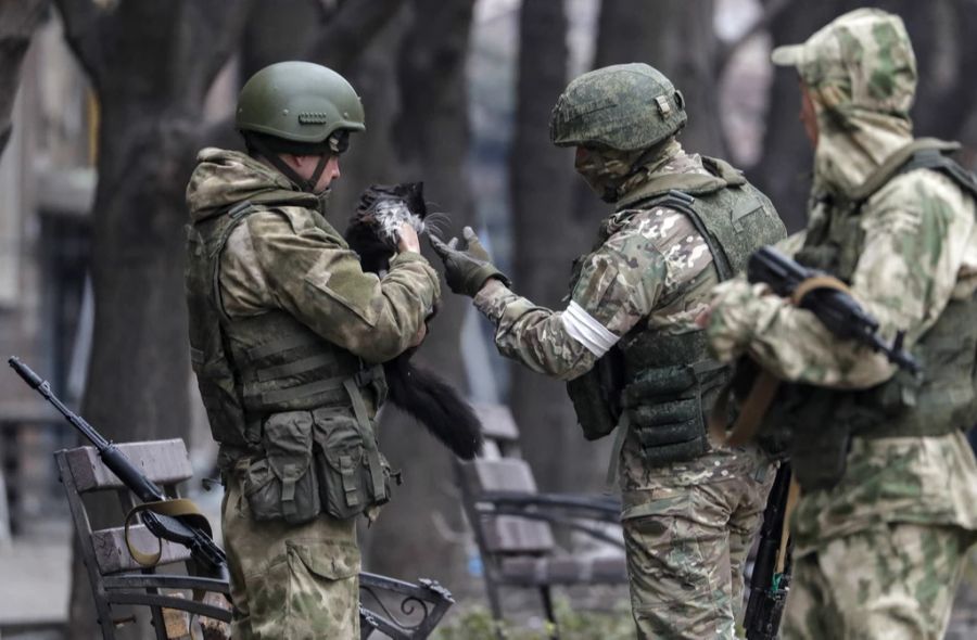 Russische Soldaten auf den Strassen von Mariupol.