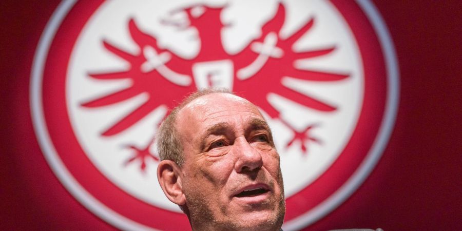 Präsident Peter Fischer spricht bei der Mitgliederversammlung von Fussball-Bundesligist Eintracht Frankfurt.