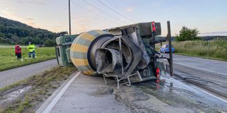 Bülach ZH - Fahrmischer landet bei Unfall auf der Seite