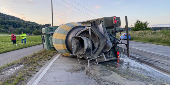 Gekippter LKW in Unfallendlage Gekippter LKW in Unfallendlage