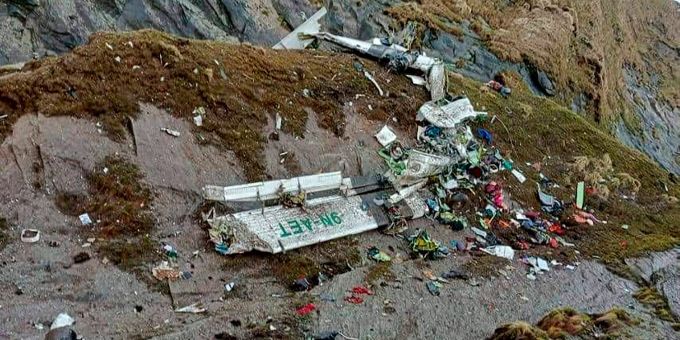 Das Wrack des Flugzeugs in einer Schlucht in Sanosware im Bezirk Mustang, westlich von Kathmandu. Uncredited/Fishtail Air/AP/dpa Flugzeugabsturz in Nepal