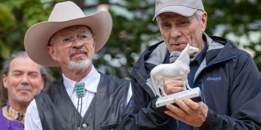 Der Schauspieler Gojko Mitić (r) freut sich neben Volkmar Kunze, Geschäftsführer vom Karl-May- Museum Radebeul, über einen Mustang aus Meissner Porzellan.