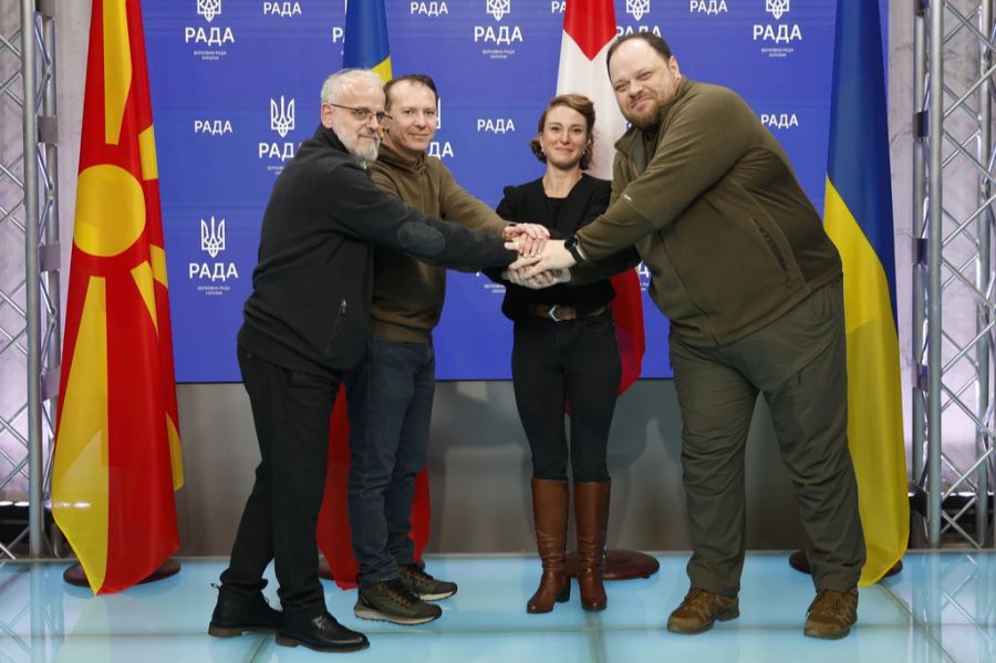 Ruslan Stefanchuk, Präsident des ukrainischen Parlaments, Nationalratspräsidentin Irene Kälin, Florin Citu, Präsident des rumänischen Parlaments, und Talat Xhaferi, Präsident des nordmazedonischen Parlaments, von rechts, geben sich während einer Pressekonferenz die Hand.