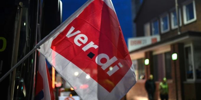 Eine Fahne der Gewerkschaft Verdi. Verdi