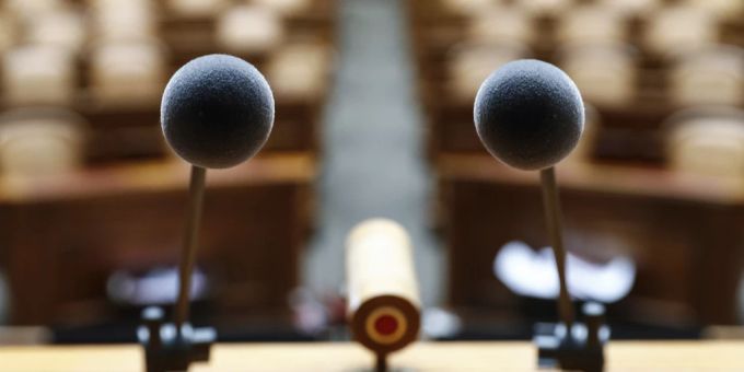 Das Rednerpult im Nationalratssaal: Reden Männer mehr als Frauen? Rednerpult Nationalrat
