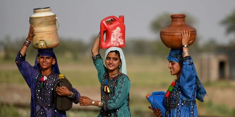 Wasser holende Frauen in Pakistan