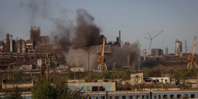 Dunkle Rauchwolken über dem Mariupoler Stahlwerk Azovstal. Ukraine Krieg