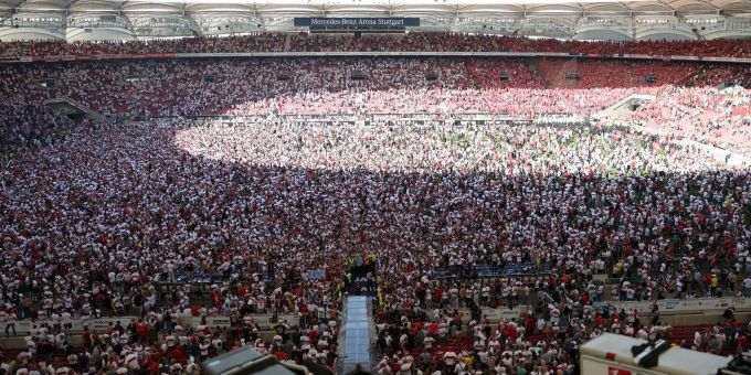 Nach dem Klassenerhalt der Stuttgarter stürmten die Fans den Platz. Nach dem Klassenerhalt der Stuttgarter stürmten die Fans den Platz.