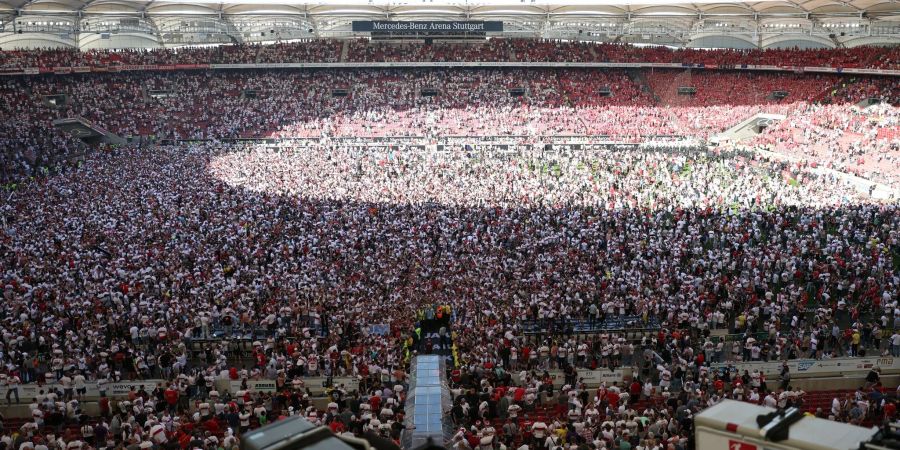 Nach dem Klassenerhalt der Stuttgarter stürmten die Fans den Platz.