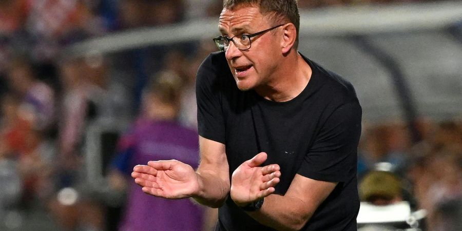 Österreichs Trainer Ralf Rangnick gibt seinen Spielern Anweisungen während der Partie gegen Kroatien.