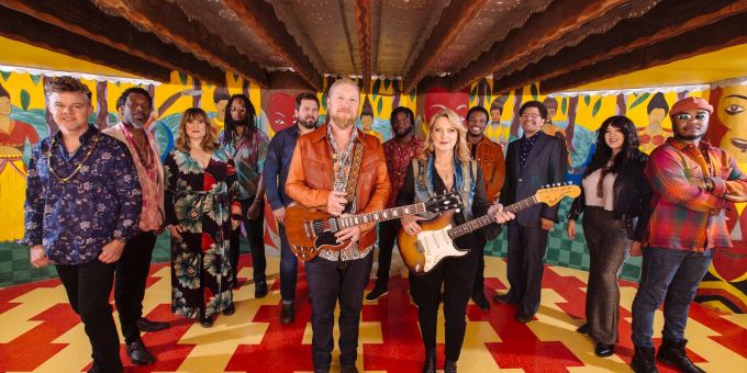 Die Tedeschi Trucks Band um die Soul-Sängerin Susan Tedeschi und den Bluesrock-Gitarrenvirtuosen Derek Trucks (beide M) haben ihr Mammutprojekt «I Am The Moon» herausgebracht. Die Tedeschi Trucks Band um die Soul-Sängerin Susan Tedeschi und den Bluesrock-Gitarrenvirtuosen Derek Trucks (beide M) haben ihr Mammutprojekt «I Am The Moon» herausgebracht.