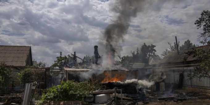 Nach dem Einschlag von Streumunition in einem Wohngebiet in Kostjantyniwka in der Ostukraine steigen Rauchschwaden in die Luft. Foto: Nariman El-Mofty/AP/dpa Nach dem Einschlag von Streumunition in einem Wohngebiet in Kostjantyniwka in der Ostukraine steigen Rauchschwaden in die Luft. Foto: Nariman El-Mofty/AP/dpa
