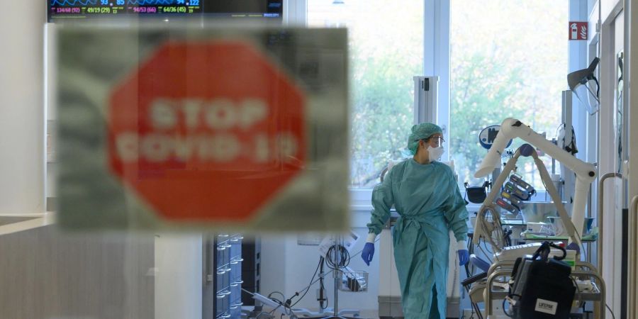 Eine Intensivpflegerin läuft in der Corona-Intensivstation des Universitätsklinikums Dresden über den Gang.